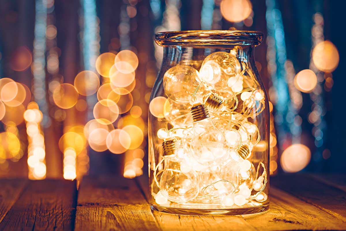 Lanterne di Natale con luci a bulbo dentro il vetro