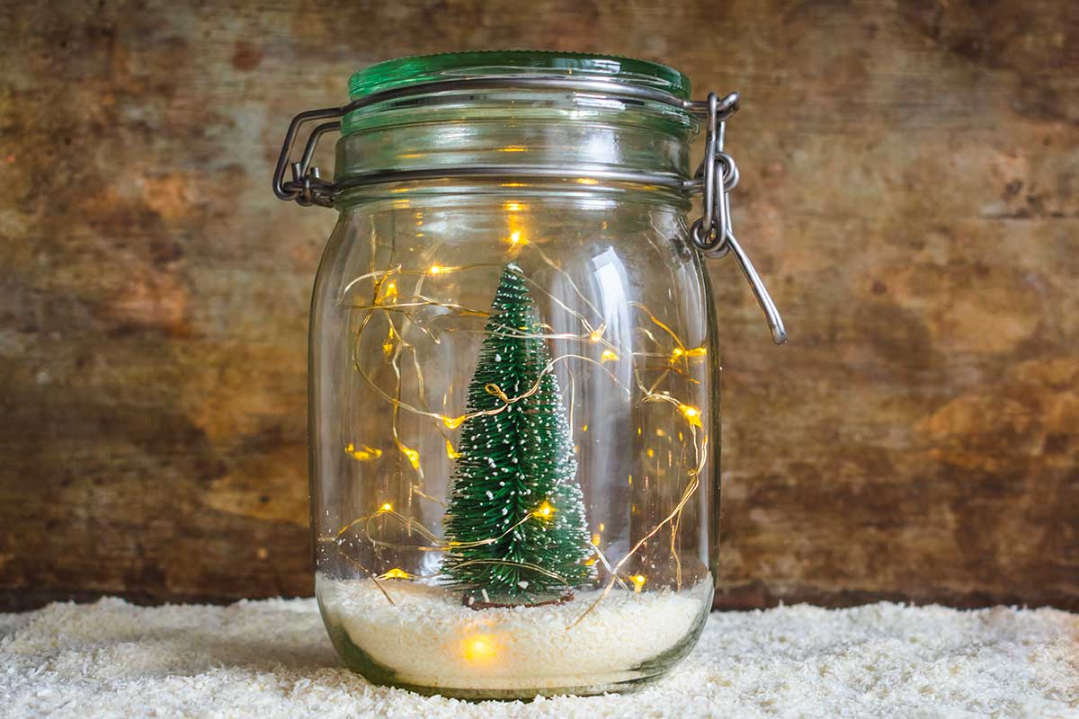 Mini-terrario di Natale in barattolo: alberello e neve finta