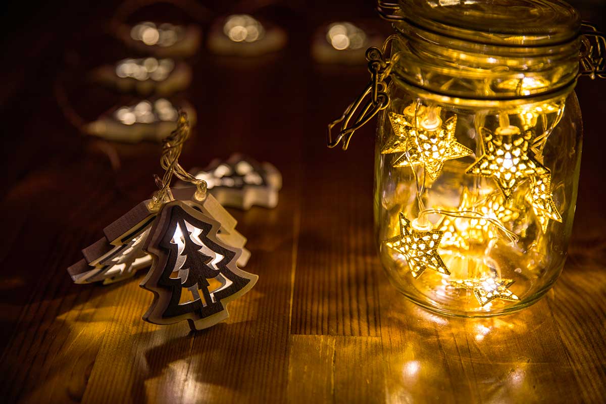 Barattolo di Natale con luci a forma di stella e pendenti