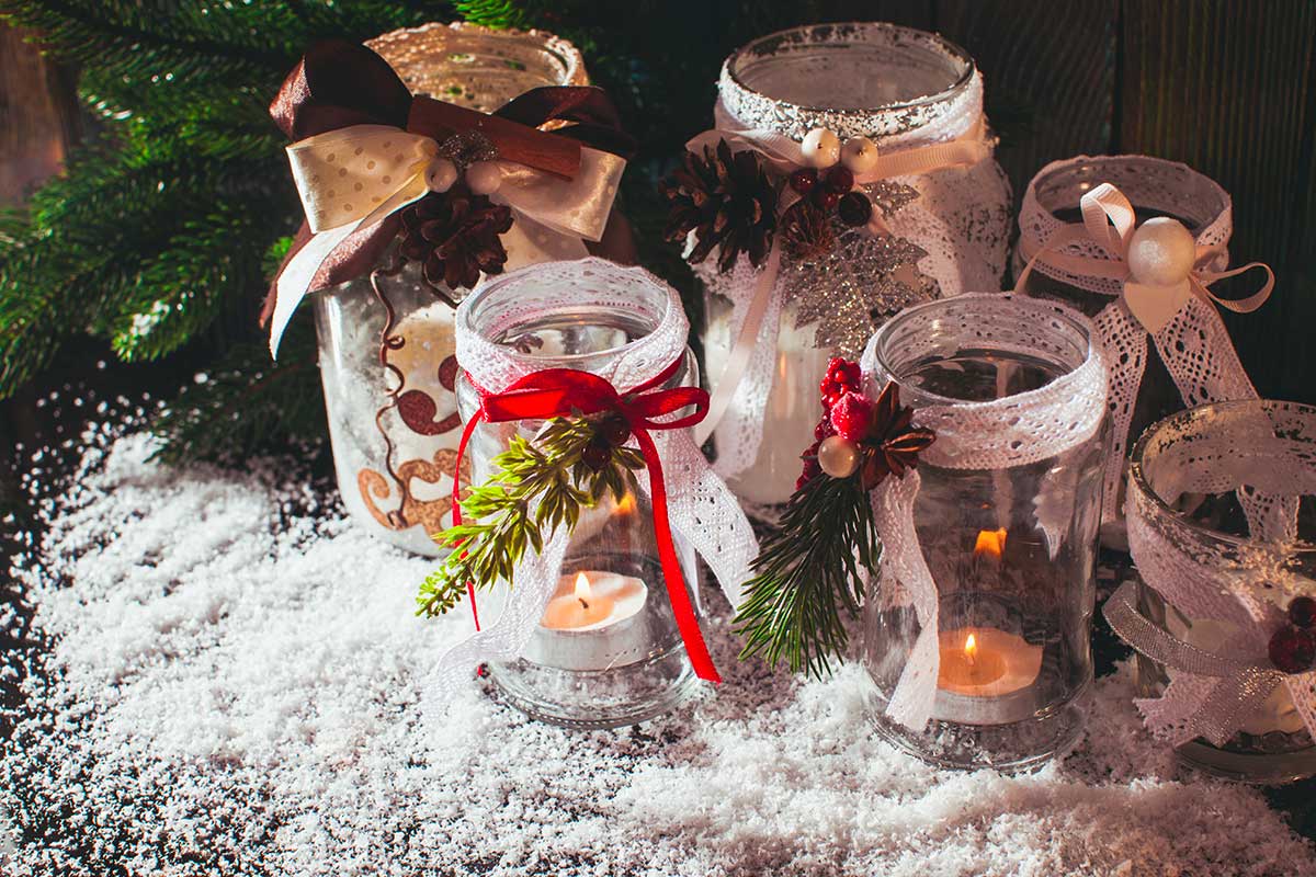 Barattoli di Natale decorati con nastri e rami di pino