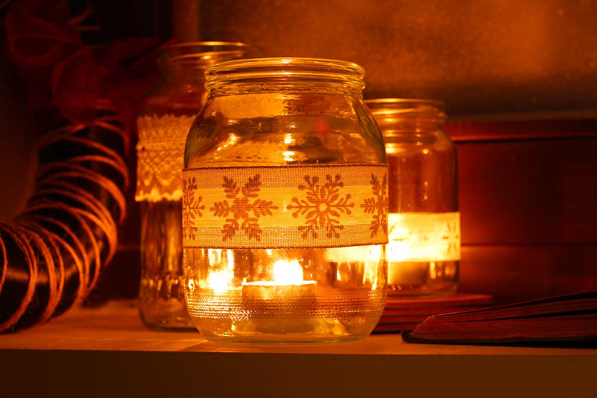 Barattoli decorati con stoffa nordica e tealight
