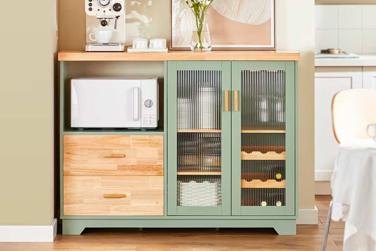 Buffet verde e legno chiaro stile provenzale