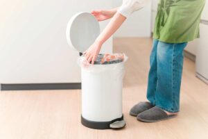 Cattivo odore nella pattumiera in cucina anche con il sacchetto nuovo? Il rimedio casalingo che dura tutta la settimana