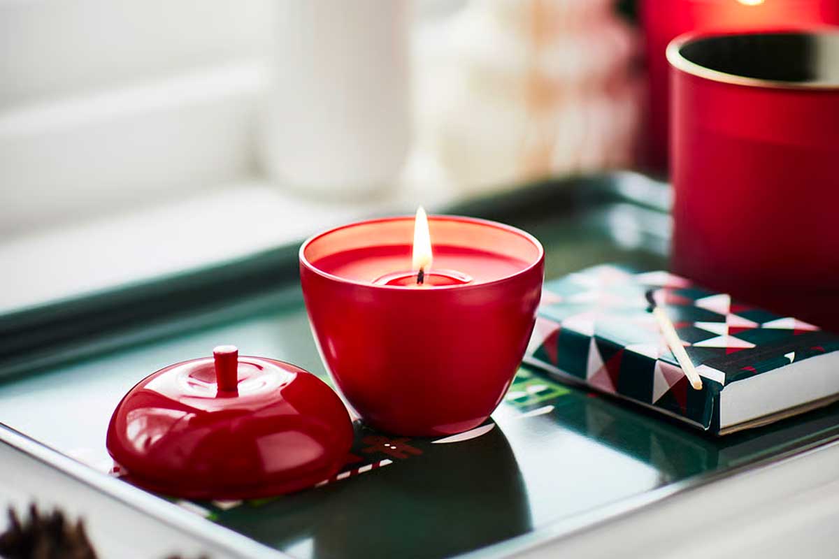 candela profumata a forma di mela rossa