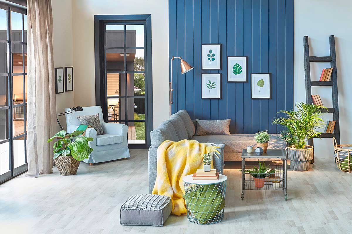 Colori chiari o scuri in soggiorno? Il trucco visivo per farlo sembrare più ampio