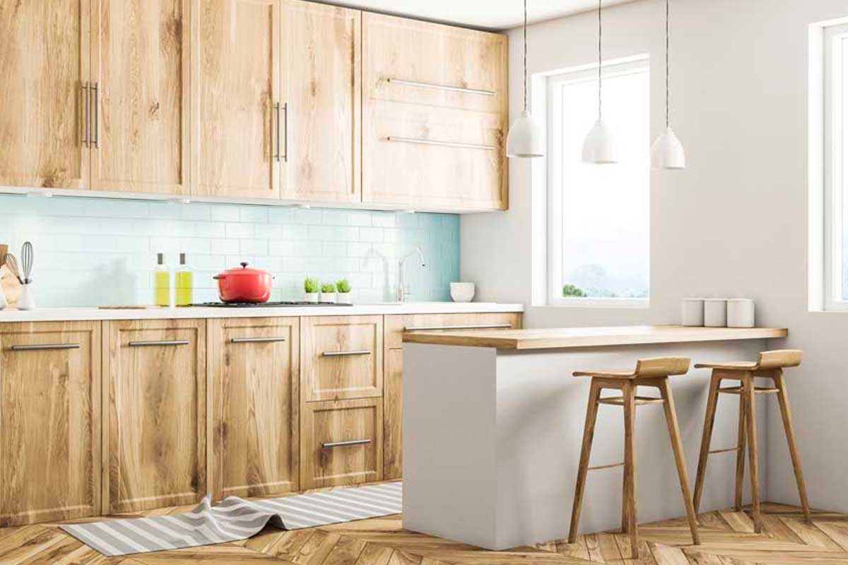 piccola cucina bianca, legno e piastrelle verde chiaro