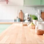 Cucina piccola e moderna: i colori che allargano lo spazio senza toccare i muri