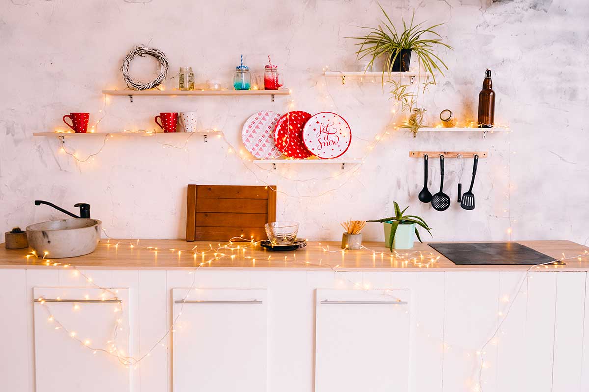 Cucina decorata con ghirlande luminose a led