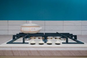 Come pulire i fornelli in ghisa: rimedi casalinghi che eliminano bruciature e unto