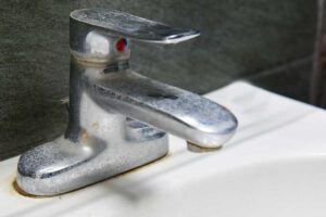 Come togliere il calcare dai rubinetti in acciaio senza rovinarli