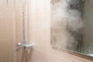 Bagno caldo d’inverno: i gesti semplici che evitano condensa e muffa dopo la doccia