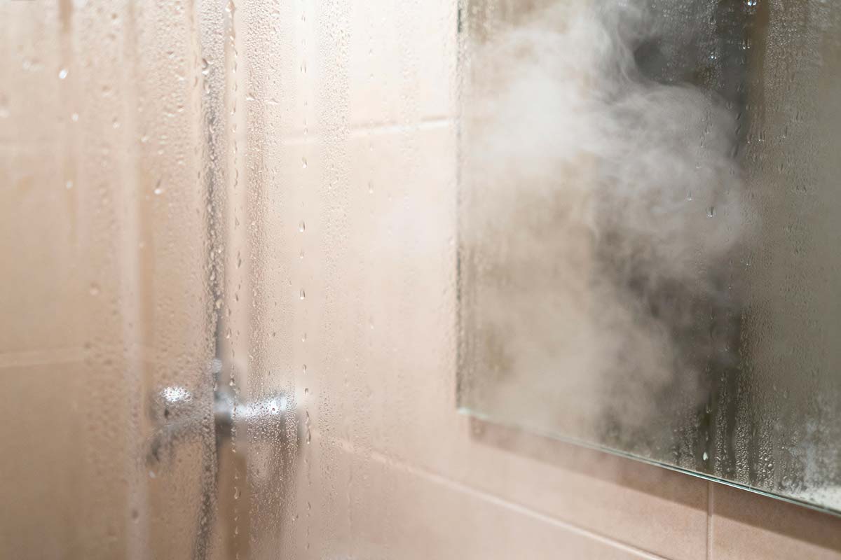 Bagno caldo d’inverno: i gesti semplici che evitano condensa e muffa dopo la doccia