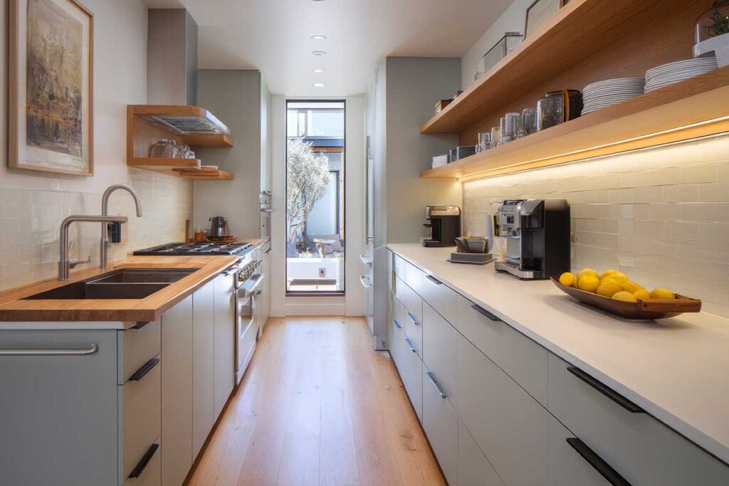 Cucina stretta e lunga? La regola delle linee che la fa sembrare più larga