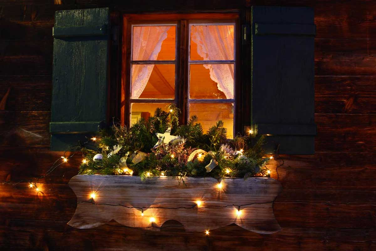 Finestre di Natale: come decorare il lato esterno e creare un bagliore che incanta chi passa