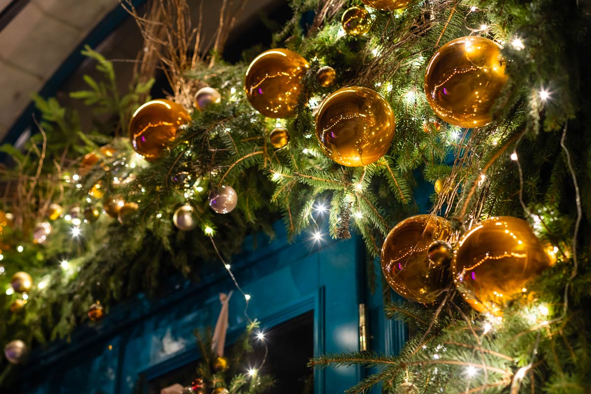 Decorazione natalizie esterne alle finestre