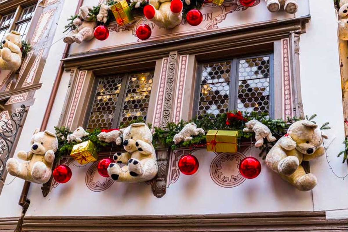 Peluche, palline di natale e rami di pino decorano il balcone