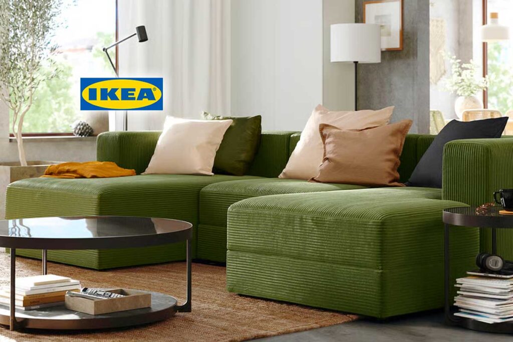 IKEA sorprende ancora: il divano verde in velluto a coste diventa più accessibile e cambia il look del living