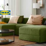 IKEA sorprende ancora: il divano verde in velluto a coste diventa più accessibile e cambia il look del living