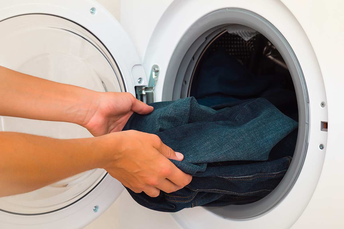 C’è un errore che quasi tutti fanno quando lavano i jeans (e li indurisce)
