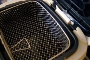 L’errore quotidiano che fa puzzare la friggitrice (e come evitarlo)