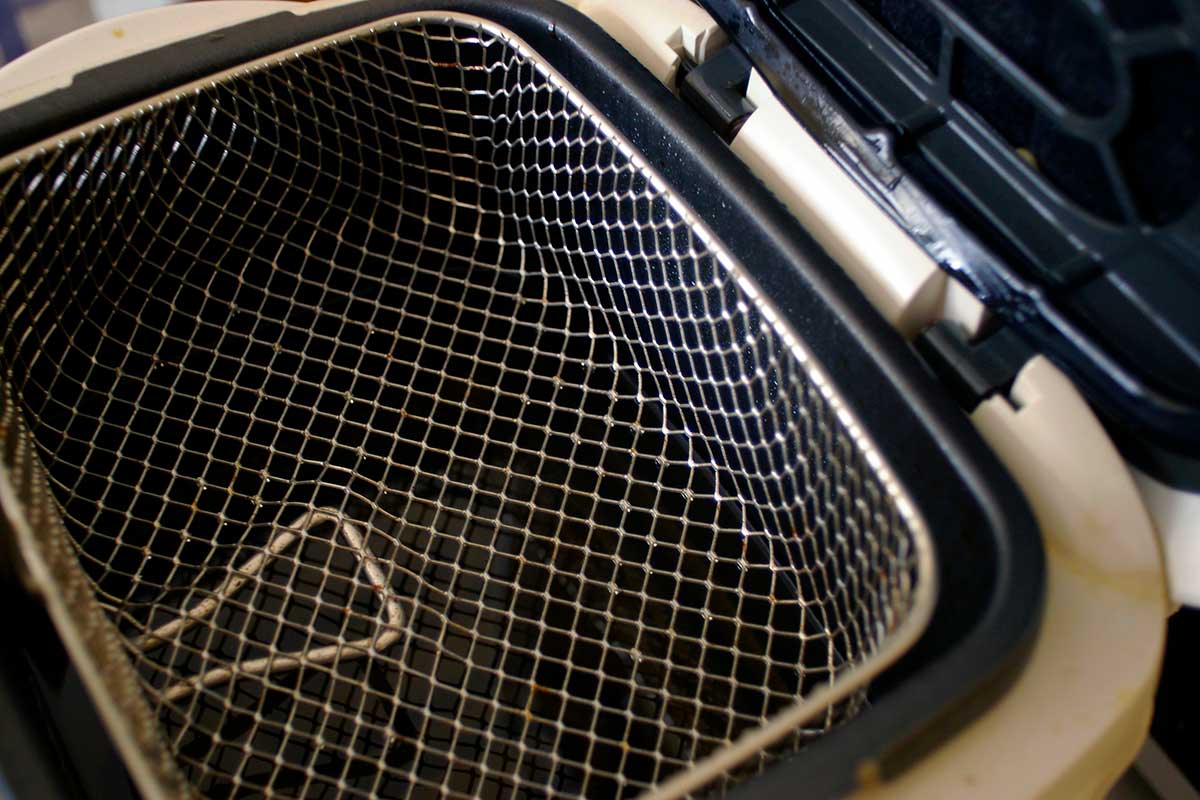 L’errore quotidiano che fa puzzare la friggitrice (e come evitarlo)