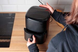 Friggitrice ad aria: come eliminare grasso e odori con un solo ingrediente naturale