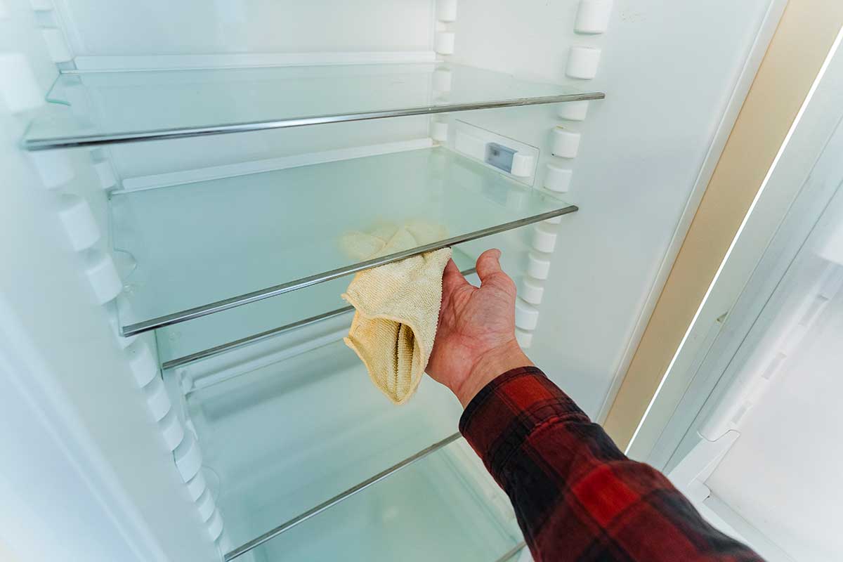 Frigorifero e aceto: cosa puoi pulire davvero all'interno (e cosa evitare con cura)