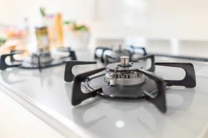 Questi gesti rovinano il piano cottura: le cose da evitare per mantenerlo bello più a lungo