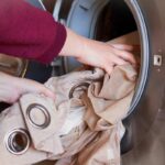 Mettere le tende in lavatrice senza questo piccolo passaggio rovina il risultato