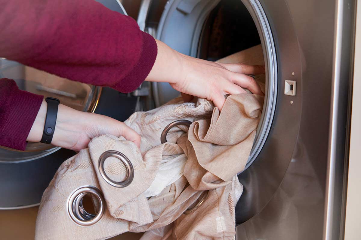 Mettere le tende in lavatrice senza questo piccolo passaggio rovina il risultato