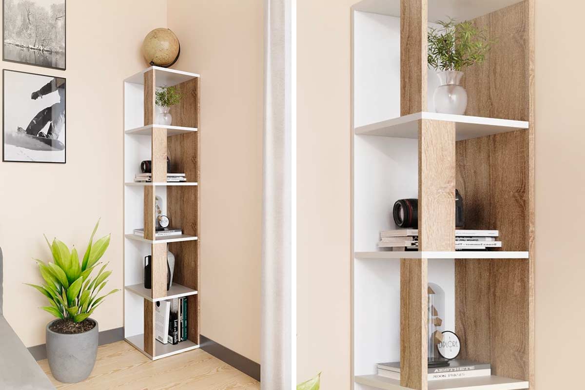 Angoliera moderna in legno chiaro e bianco collocata in un angolo del soggiorno, decorata con libri, oggetti e una pianta verde accanto, in un ambiente luminoso e ordinato.