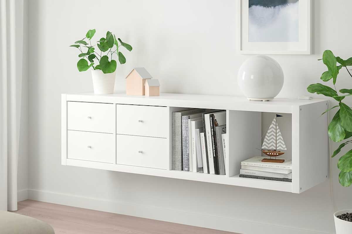 Kallax con quattro comparti sospeso in soggiorno