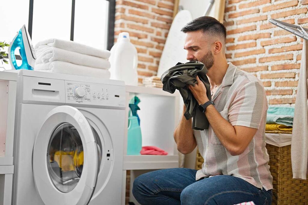 Indumenti che puzzano appena usciti dalla lavatrice: il colpevole che non immagini
