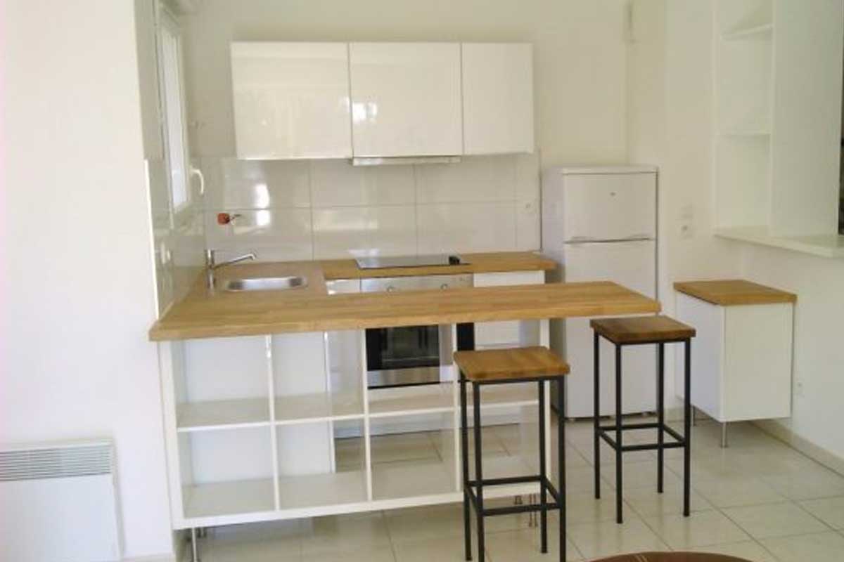 Grande penisola cucina realizzata con scaffali Ikea Kallax