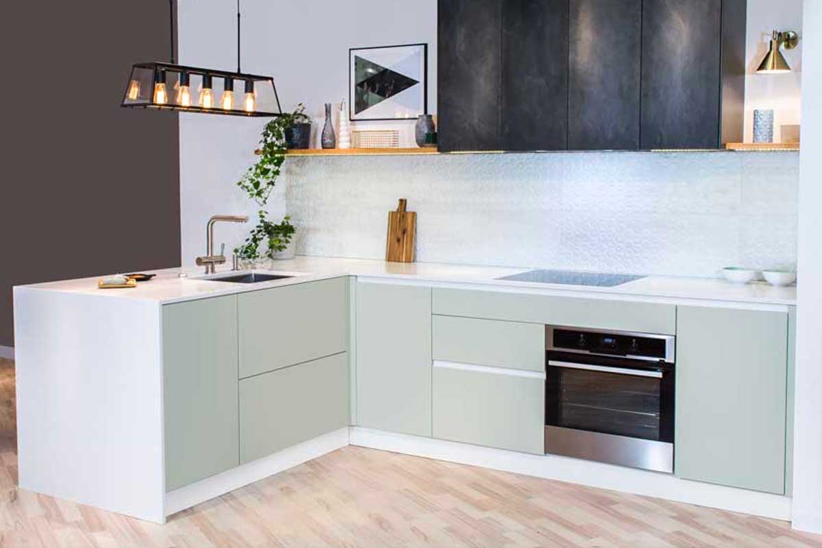 Cucina nera e verde vintage con penisola