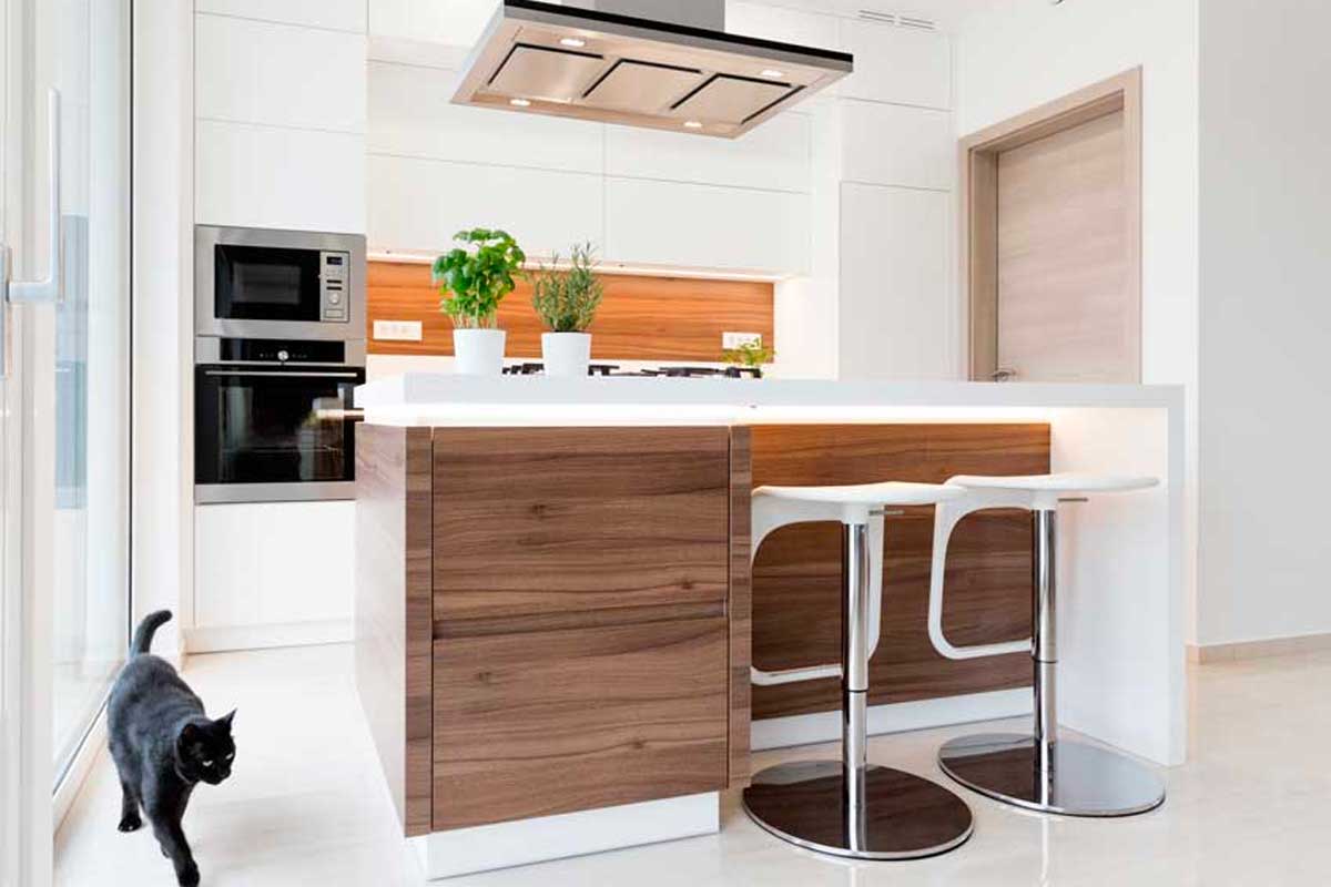 Piccola cucina bianco e legno con isola centrale