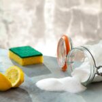Limone e bicarbonato: la combinazione naturale per un piano cottura che brilla