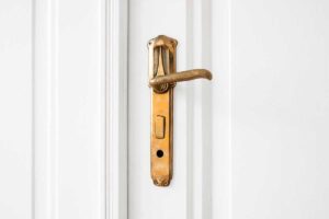 Lucidare le maniglie ossidate: pochi passaggi per proteggere e far brillare l’ottone