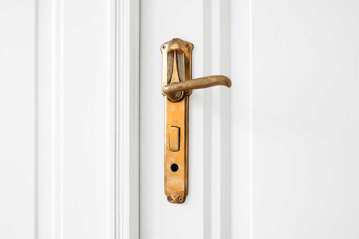 Lucidare le maniglie ossidate: pochi passaggi per proteggere e far brillare l’ottone