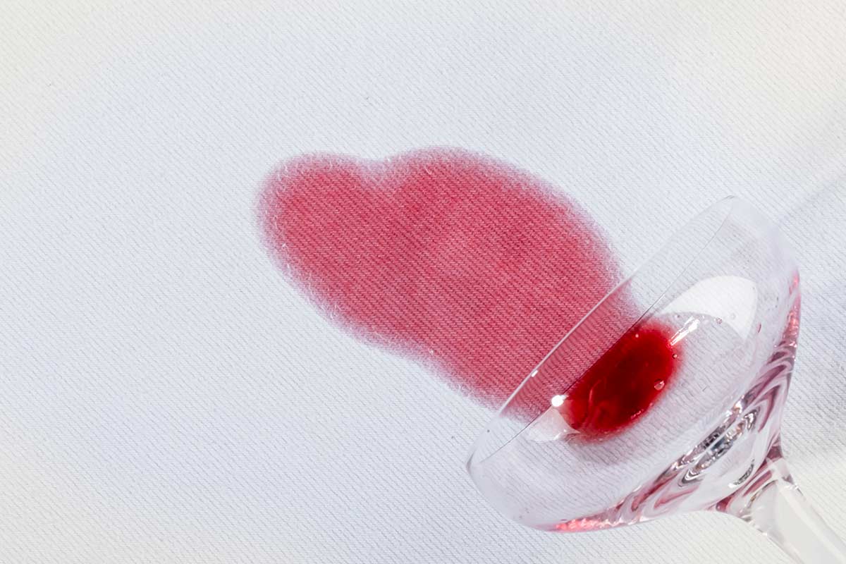 Macchie di vino, sugo e olio sulla tovaglia? I rimedi che funzionano davvero, anche sulle più ostinate