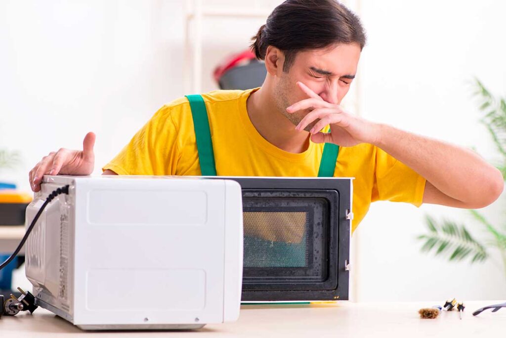 Microonde che puzza: il rimedio naturale che elimina ogni odore