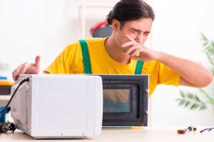 Microonde che puzza: il rimedio naturale che elimina ogni odore