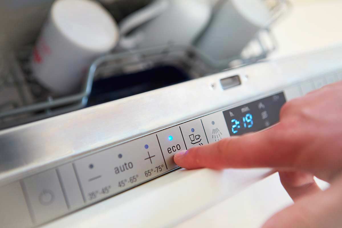 Modalità Eco della lavastoviglie: quanto si risparmia davvero e quando conviene usarla