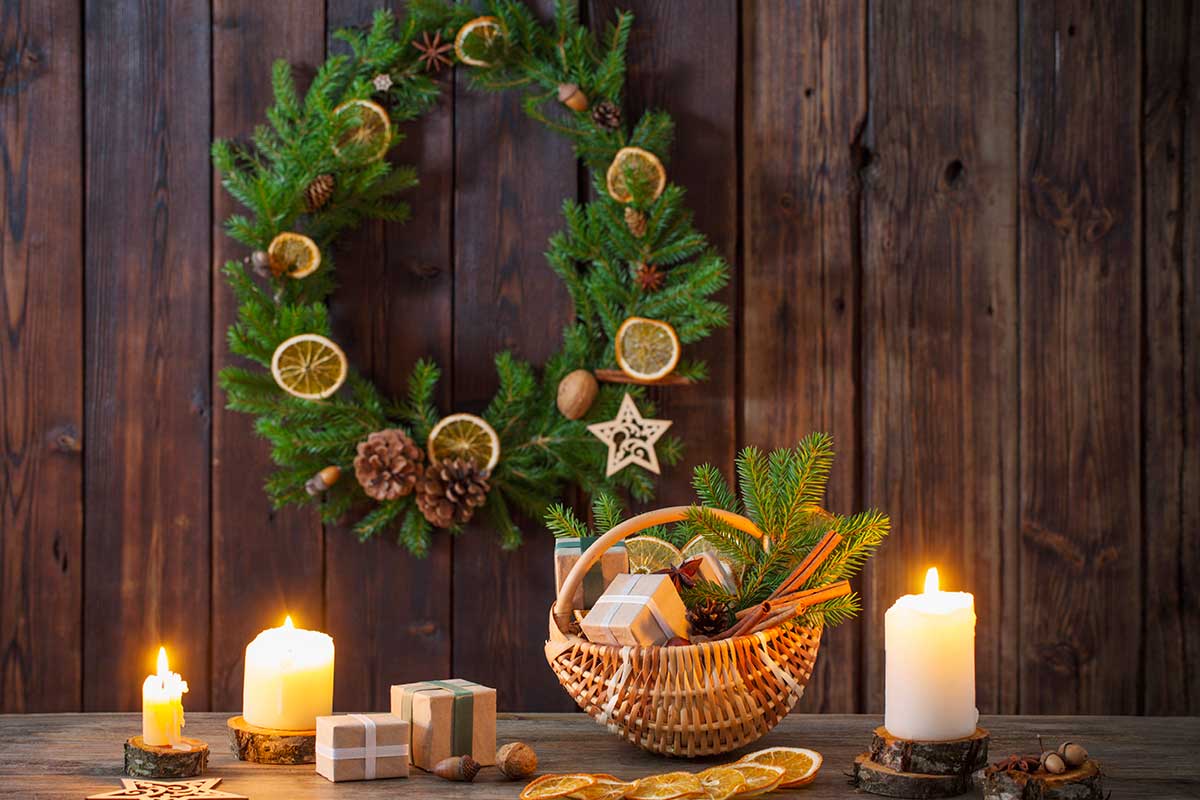 ghirlanda di rami di pino con frutta essiccata e pigne