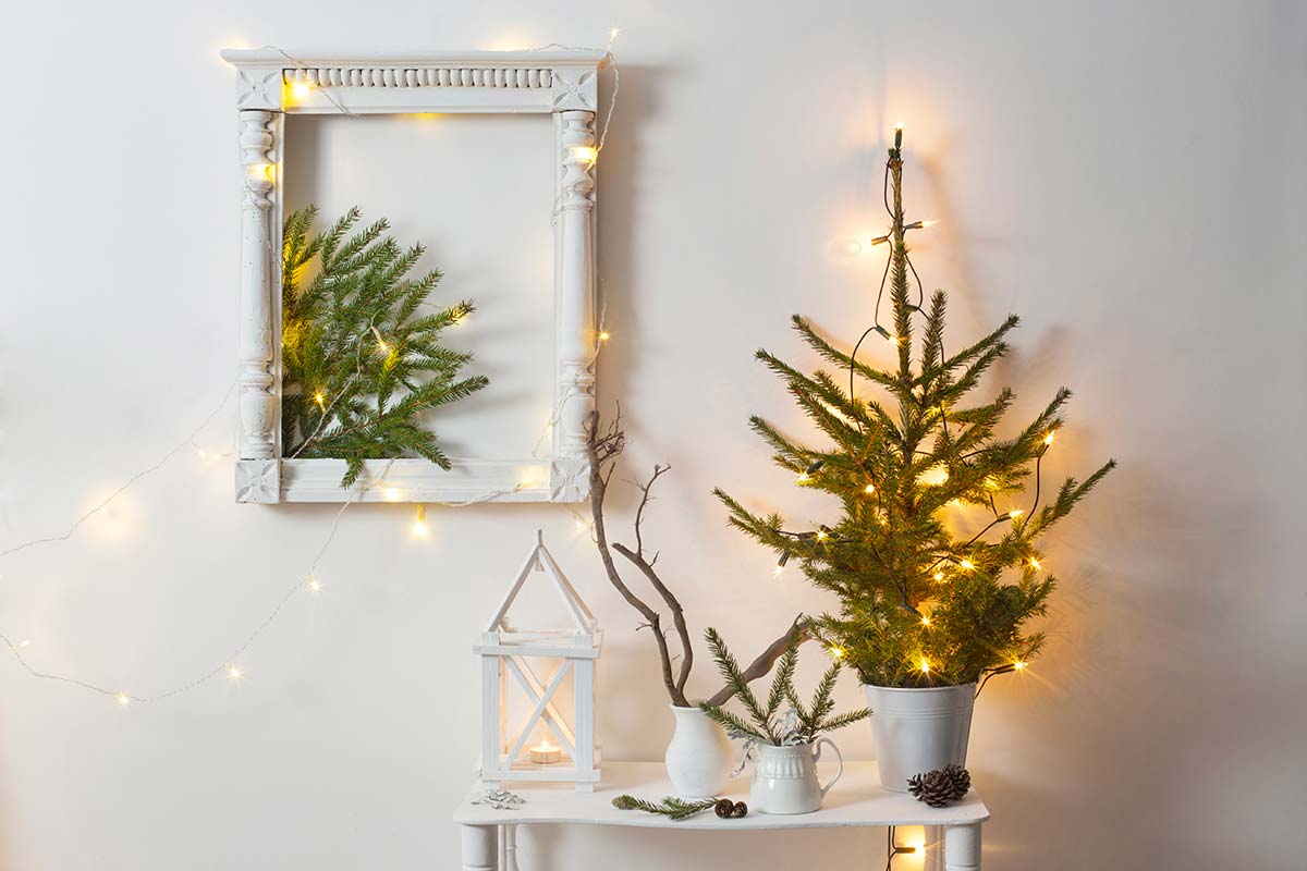 Un Natale Shabby Chic: ghirlande, lanterne e piccoli abeti per un’atmosfera da fiaba