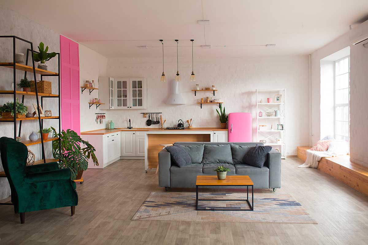 Open space con cucina con tocchi pastello e dettagli rétro