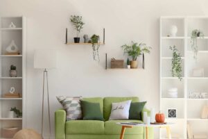 Hai una parete spoglia in salotto? Così diventa il punto forte della casa