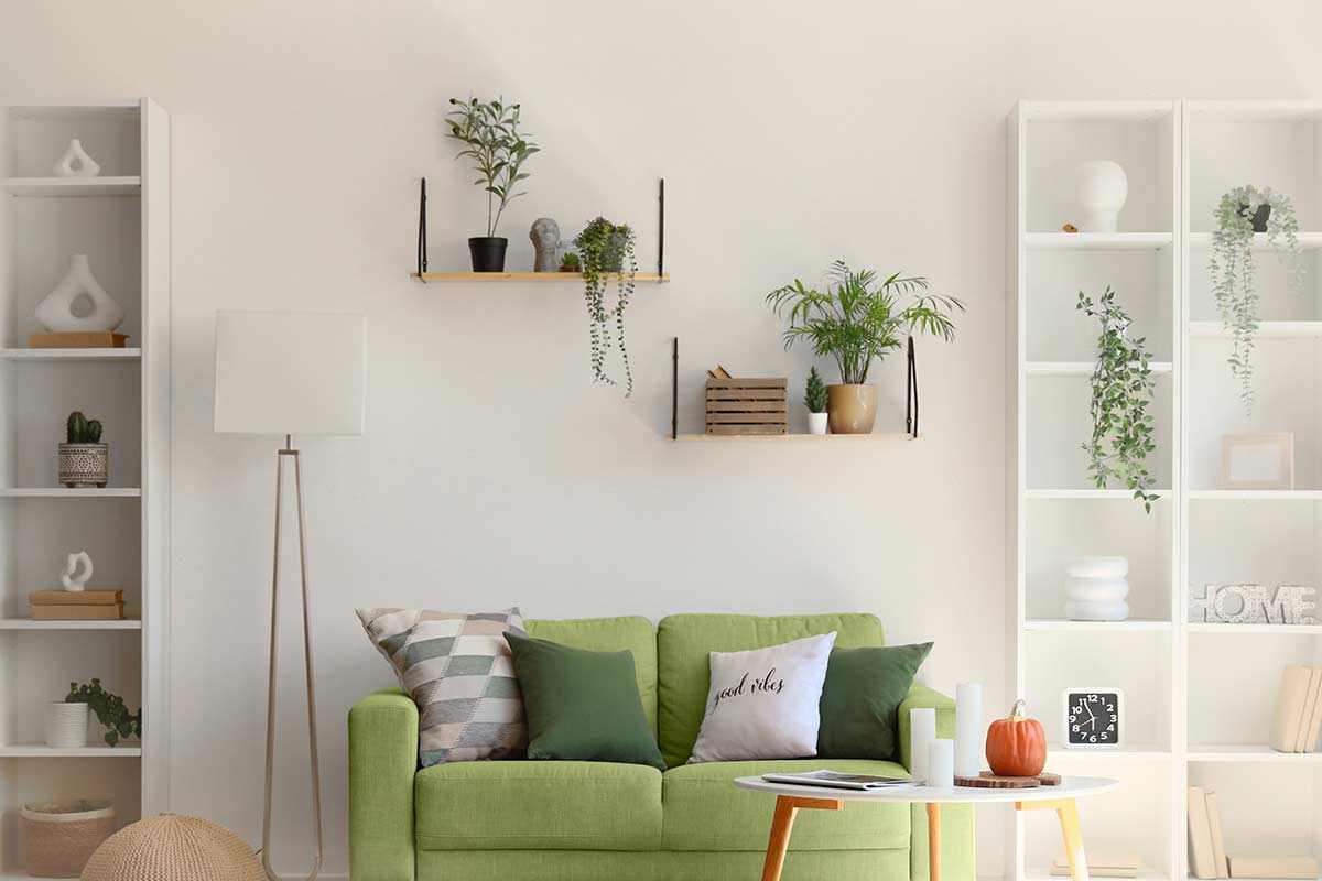 Hai una parete spoglia in salotto? Così diventa il punto forte della casa