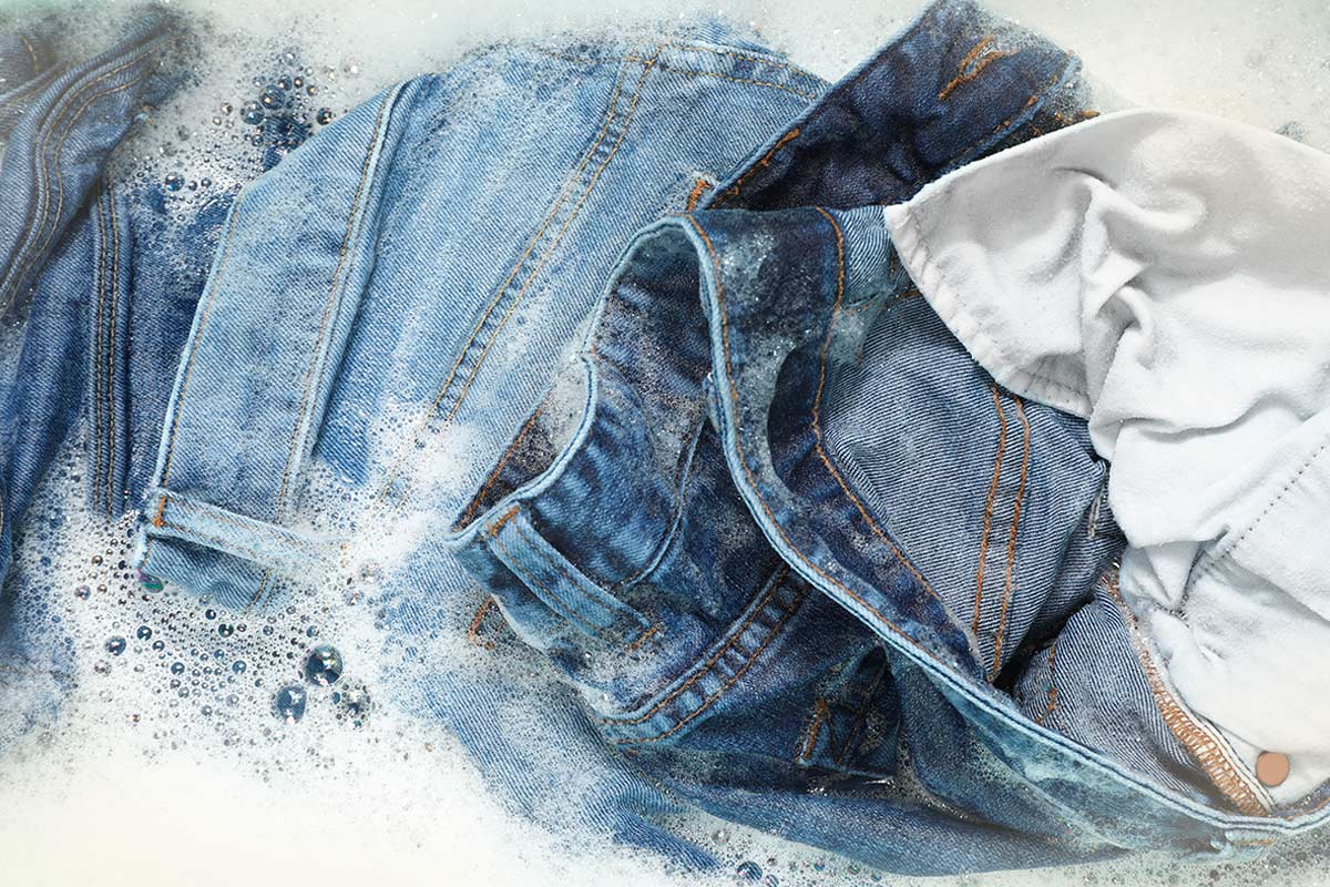 Perché i jeans perdono colore lavaggio dopo lavaggio (anche se segui le istruzioni)