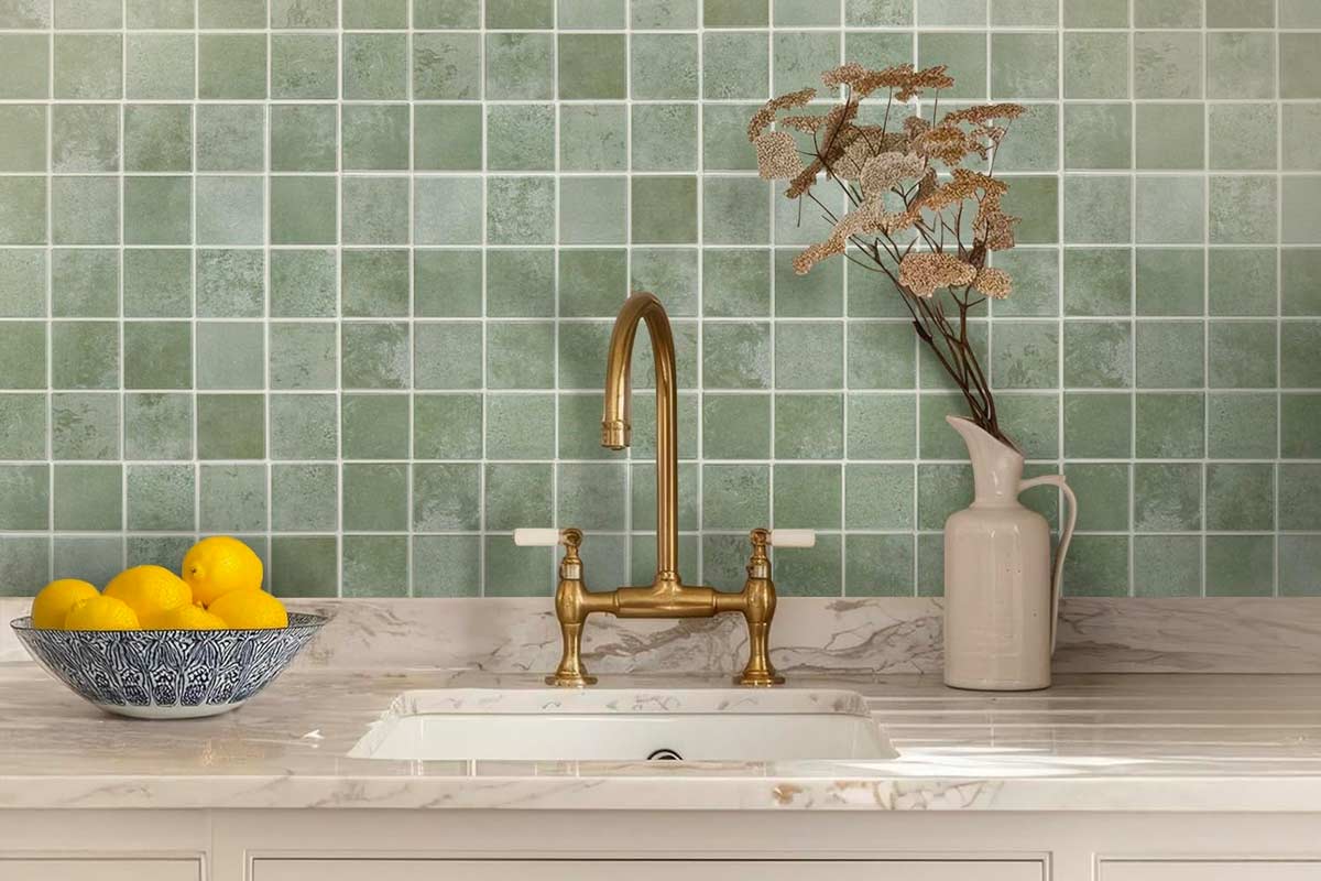 Vuoi rinnovare la cucina senza ristrutturare? Le piastrelle adesive cambiano tutto